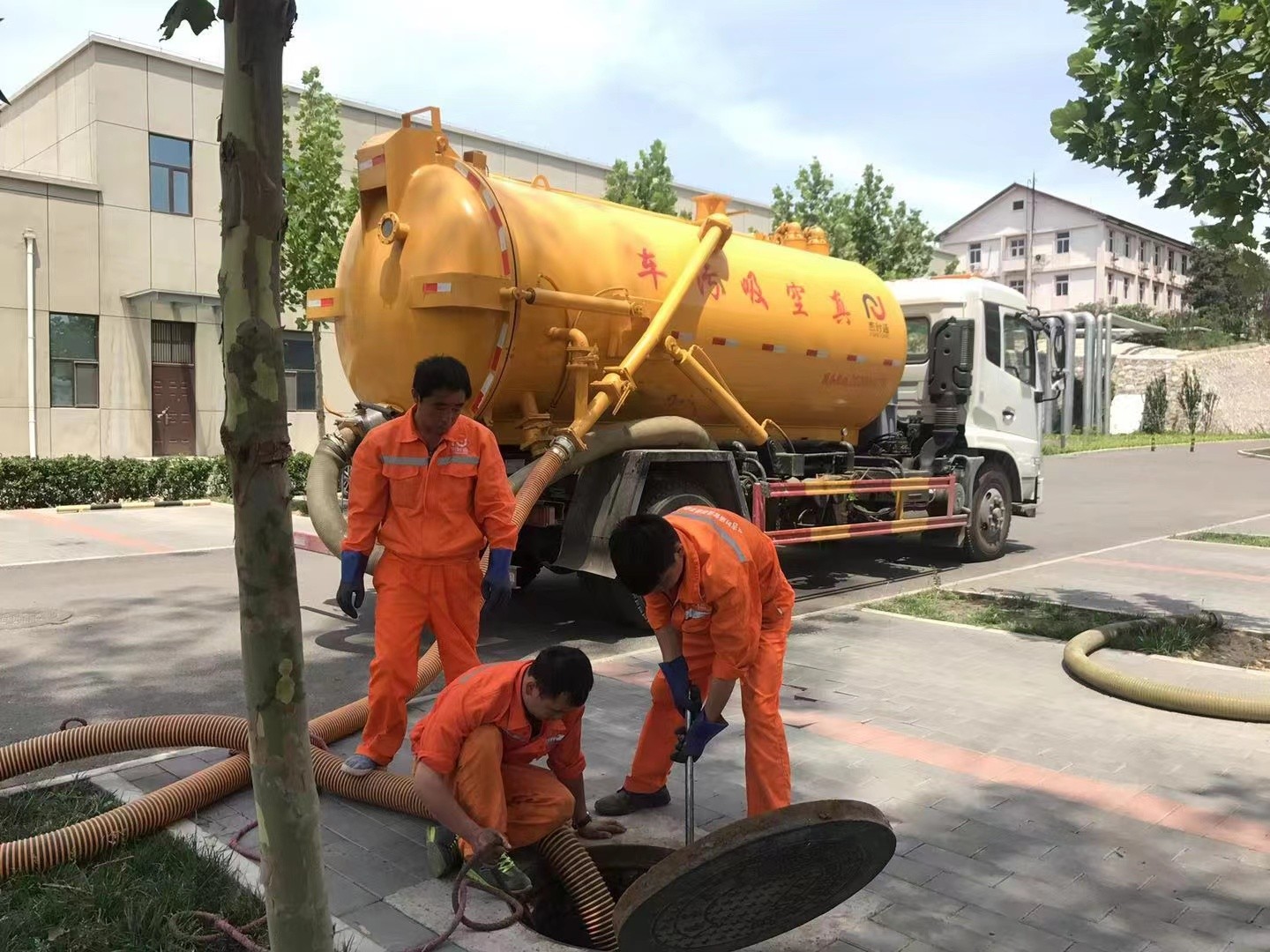 富县管道疏通车停在窨井附近