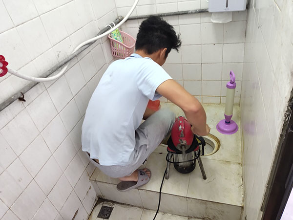 富县管道堵塞冒臭气 专业师傅现场解决问题