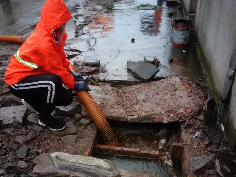 富县专业清理污水池 炜誉市政以规范流程守护城市 “肠道”